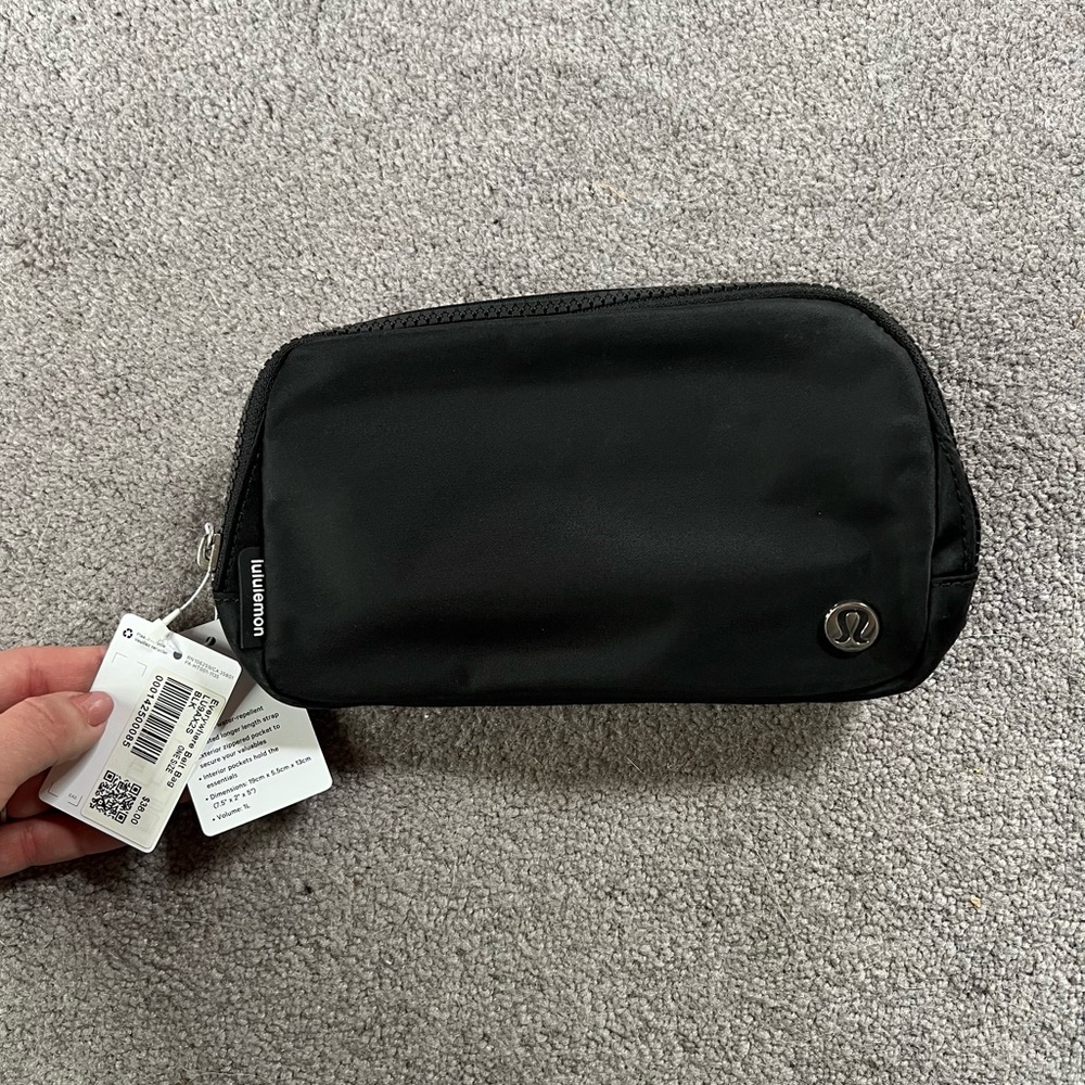 NWT Lululemon everywhere belt bag (black)